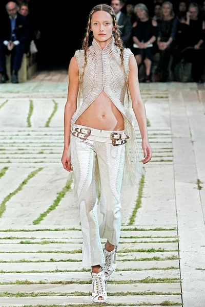 Look 16